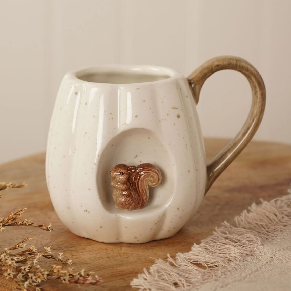 Country Living Insert Squirrel Mug – Textured Ceramic Wildlife Mug with Squirrel Design